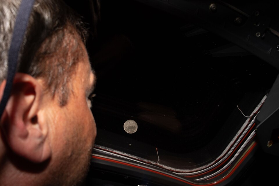 Reid Wiseman guarda la Luna dal finestrino di Orion