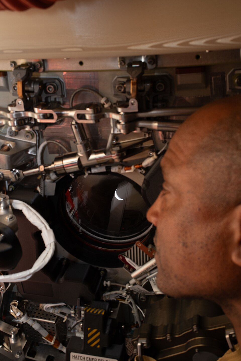 Victor Glover guarda la Terra da Orion